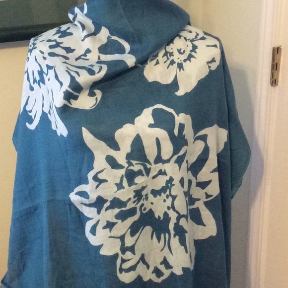 🦋Beautiful extra large scarf, teal/gray from GAP - Picture 3 of 5